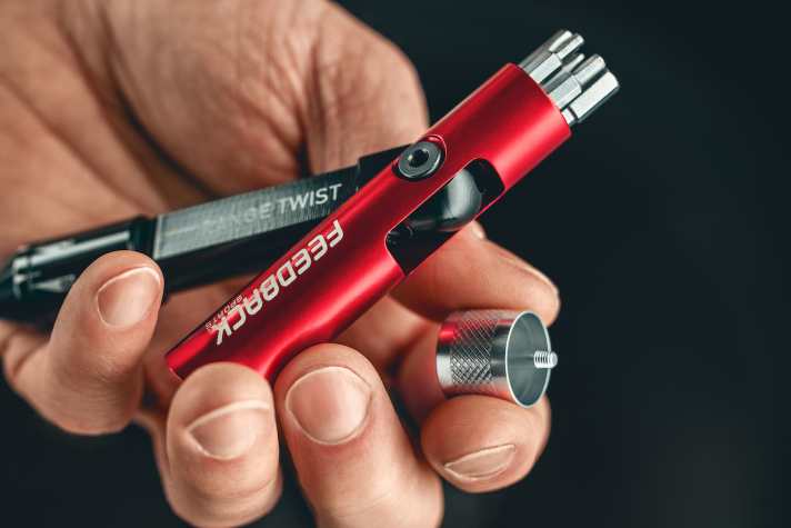 Practical format, handy folding handle and six bits on board.