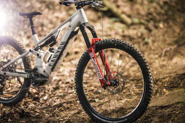 Die knallrote Rockshox ZEB am Canyon Neuron:On CLLCTV ist nicht nur optisch ein Hingucker.