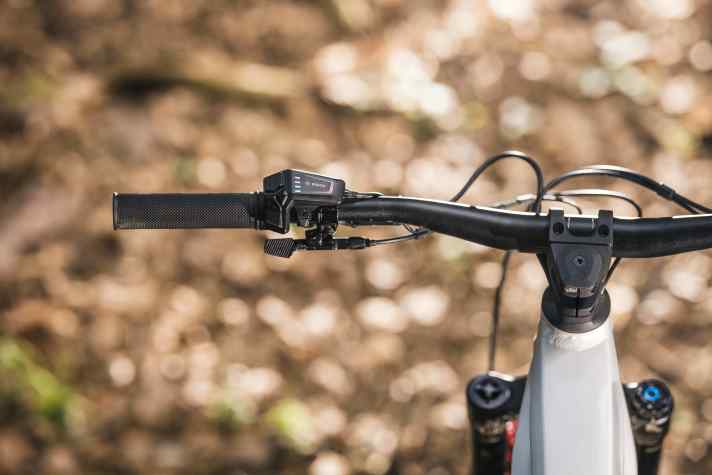 Plain and simple: the battery level and U-level are displayed on the LED remote using coloured LEDs. There is no system controller or even a Kiox 400C in the top tube.