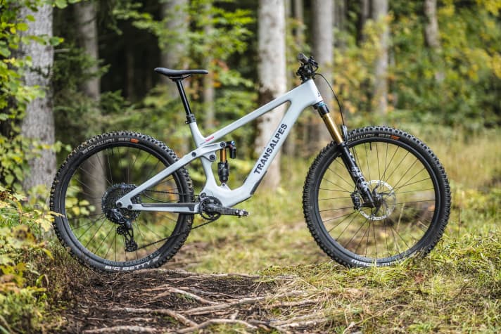 Transalpes E1 Enduro: 160/150 mm // 29 Zoll // 17,6 kg // 13.619 Euro. 