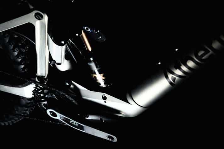 The rear suspension provides a full 170 millimetres of travel. The suspension is complemented by 180 millimetre forks from Fox or Rockshox, depending on the equipment variant.