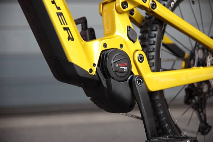 The rotated motor costs a little ground clearance, but enables particularly compact chainstays.