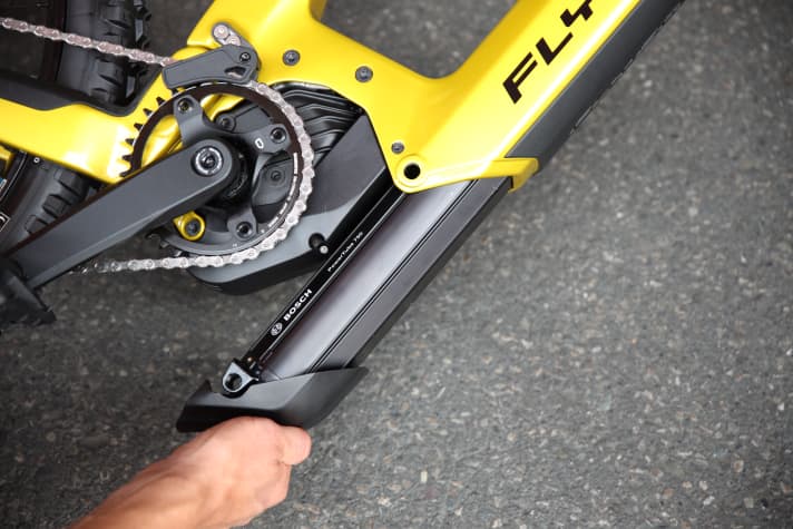 The battery can be removed from the bottom of the Flyer Uproc Evo:X.