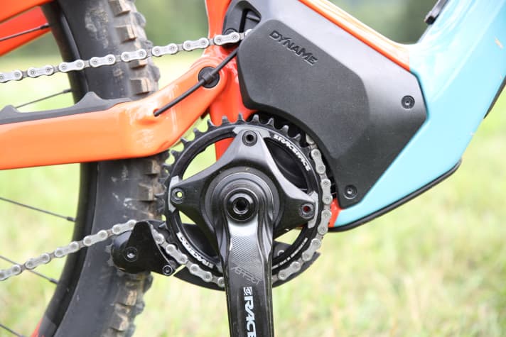 High Pivot: The pivot point of the rear swingarm is positioned higher up, rather than near the bottom bracket as is usually the case. The chain is routed round the Dyname 4.0 drive sprocket (behind the plastic cover) at the same height as the pivot point.