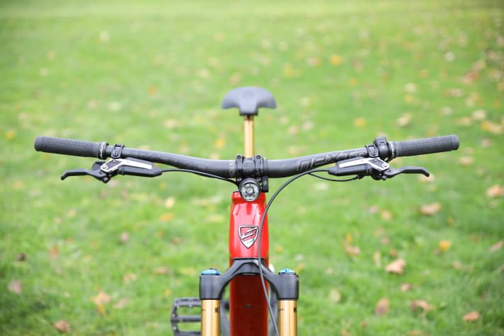 The sporty character is also emphasised by the sleek look. The clean cockpit is no exception.
