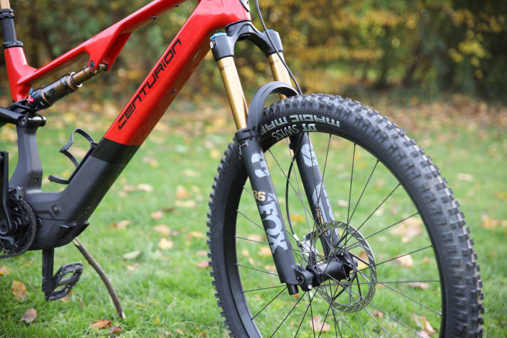 The 400 Wh battery is firmly screwed into the closed down tube and cannot be removed in everyday use.