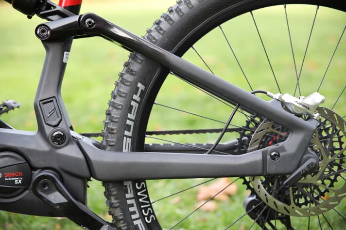 The No Pogo SL is the first E-MTB with a carbon fibre frame from Centurion. The rear triangle is also made of carbon fibre.