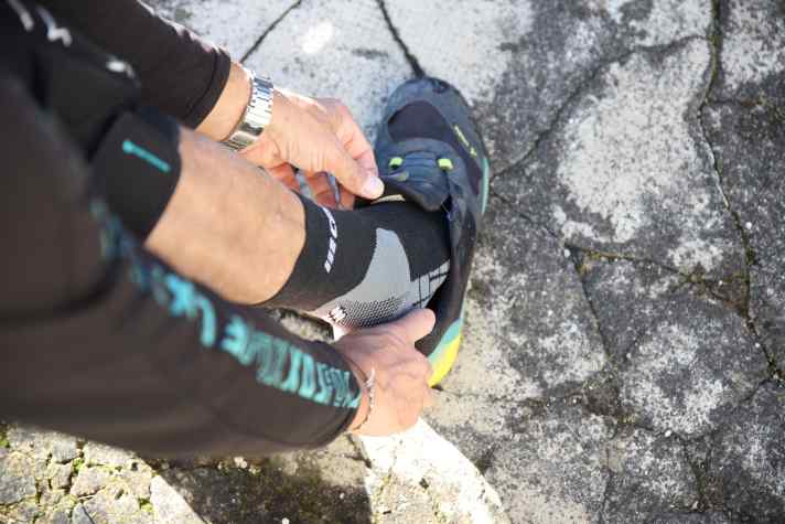 Fürs Biken ebenso geeignet wie fürs Hiken: Die CEP-Socke umschließt Knöchel und untere Wade mit sanfter Kompression und sitzt absolut rutschfest.