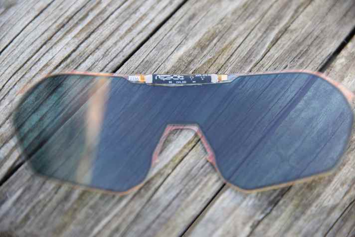 The principle of ShadeTronic technology: depending on the light intensity, a photocell generates more or less current, which is used to arrange the liquid crystals in the glass differently.