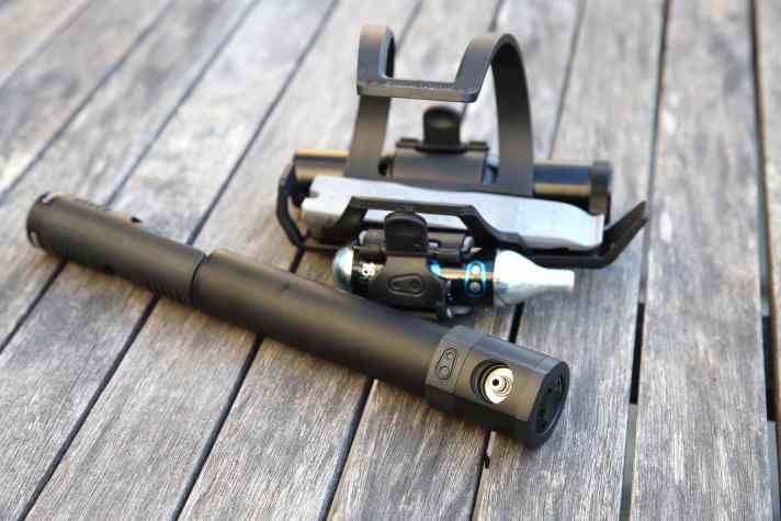 The bottle cage can be mounted on the left or right side. The aluminium tube with mini tool is clamped on one side, while the other side has space for either a CO2 cartridge or mini pump.