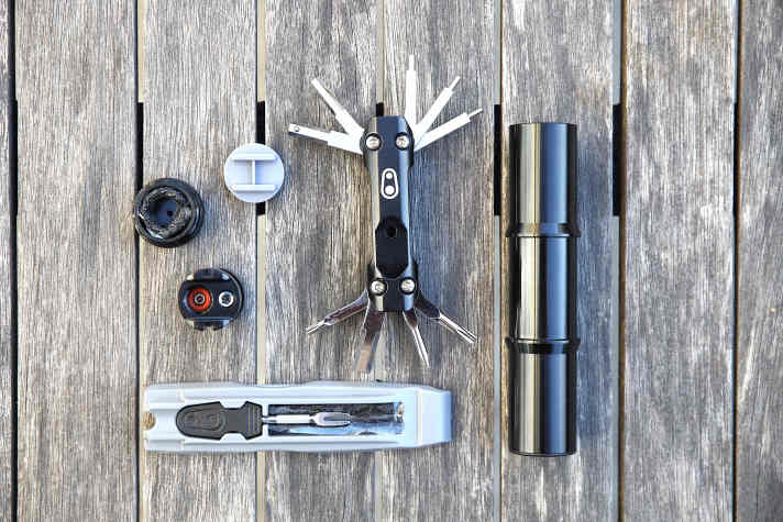 All in one: The tool with a total of 18 functions consists of two parts that can be separated by a sliding centre bar. The tyre lever with integrated tubeless repair set clamps into the bridge of the bottle cage.