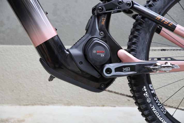 The Haibike Hybe CF comes with the new Bosch Performance CX. The motor is installed in a highly rotated position and sits almost vertically in the bike. This is a tradition at Haibike.