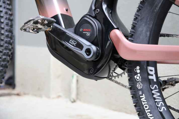 Der Bosch-Performance CX liegt im umlaufenden Carbon-Chassis des Haibike Hybe CF.