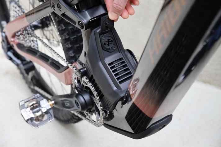 Unfortunately, the plastic cover with integrated charging port and ventilation openings does not look as high-quality as the successful carbon frame.