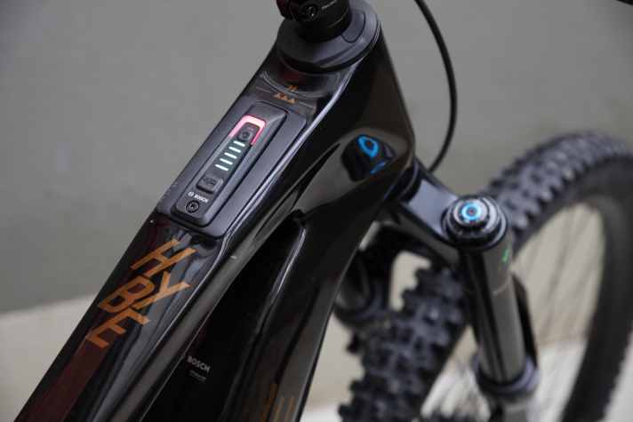 The simple Bosch system controller shows the battery level and U-level. The adapter plate reveals that the bike is prepared for future display generations from Bosch.
