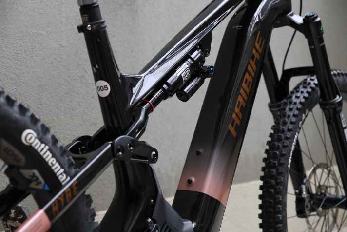 The majority of the Haibike range relies on a vertical shock. On the Hybe CF, the shock is located under the top tube.