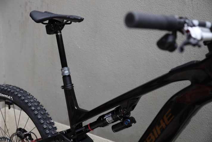 In size L, the Hybe CF comes with a 170 mm support stroke. Many 200 mm droppers would not be completely retractable with a maximum insertion depth of 300 mm (size L).