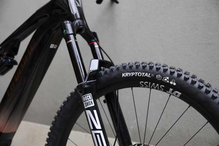 Die beiden Hybe-Modelle kommen mit soliden Continental-Reifen mit Enduro-Karkasse.