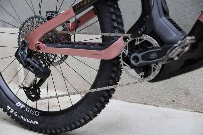 With the Eagle transmission, Haibike relies on the separate battery on the rear derailleur instead of connecting it to the e-bike battery.