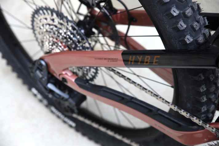 Not only the main frame, but also the seat and chain stays are made of carbon. This reduces the frame weight.