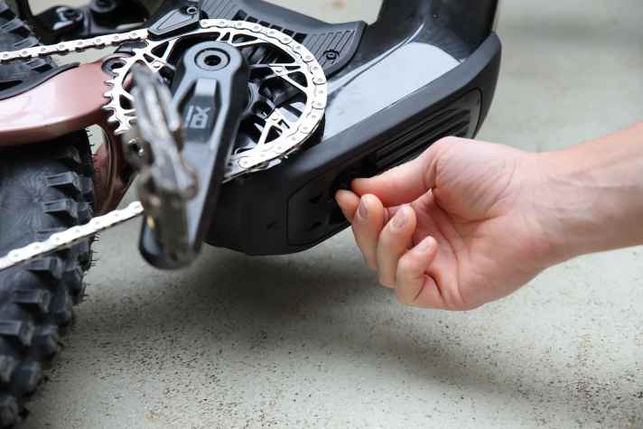 Der Drehverschluss zum Öffnen der Klappe läuft an unserem Testbike sehr hakelig.
