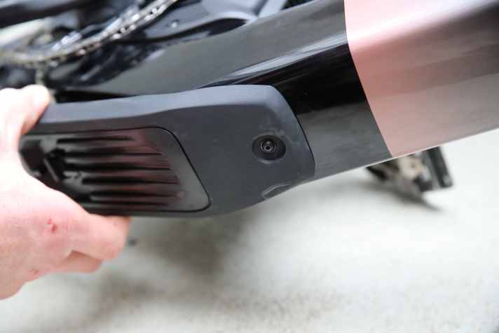 Leider gibt es keinen Klappmechanismus zum Öffnen des Staufachs. Die Klappe wird gegen die Materialspannung aufgespreizt, das ist wenig praktisch und wirkt behelfsmäßig. Die kleine Schraube muss dabei einiges aushalten.
