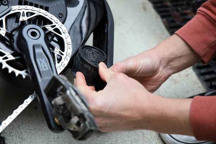 Viel Platz ist nicht, doch ein mittelgroßer Schlauch passt gut in das Staufach unter dem Motor. Auch ein Tool und eine CO2-Kartusche lassen sich dazupacken.