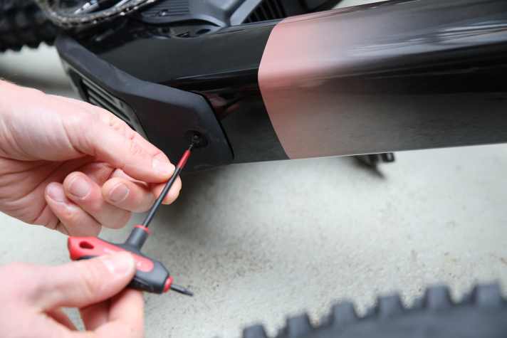 The Powertube 800 is located under the cover in the down tube. To remove it, the plastic part must be removed with a 3mm Allen key.