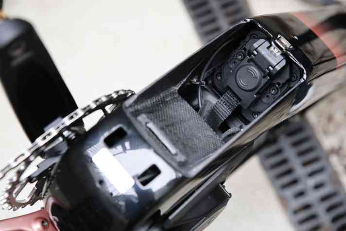 The battery is fixed in the bike with a folding mechanism. On our test bike, the battery sits firmly in the bike after the first impression. A spanner is not required.