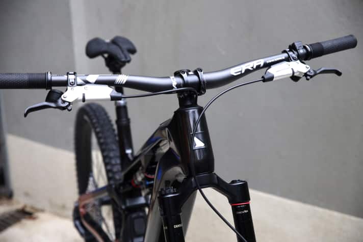 The cockpit is very clean thanks to wireless shifting and seatpost, as well as integrated cable routing through the headset.
