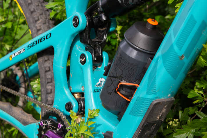 Thanks to the side opening of the Restrap bottle holder, you can now take a water bottle with you even on frames with little space.