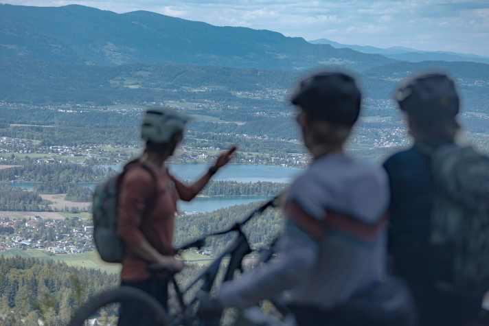 Die Kärntner Seenplatte liegt auf der Südseite der Alpen. Es warten also: Sonne, Trails und Badewasser!