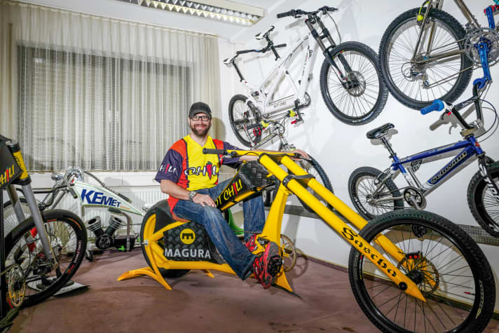 Feuerstuhl für Müslirocker: Der Hot-Chili-Chopper war einst Messe-Deko. Heute steht er in Saschas Schatzkammer.