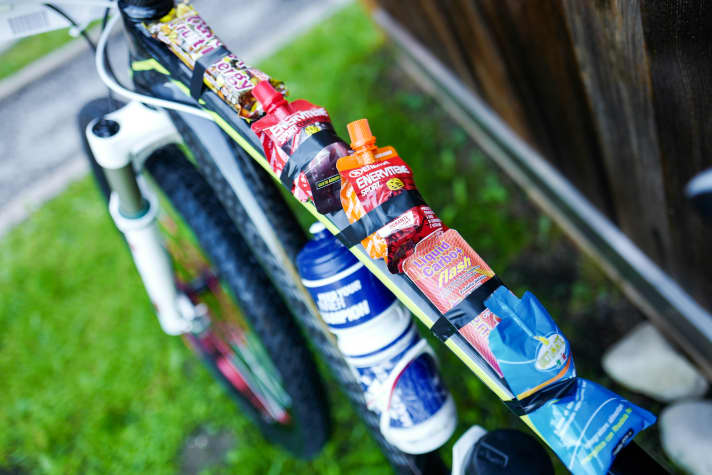 Wer keine Zeit hat an der Verpflegungsstelle anzuhalten, baut sein Bike zur mobilen Theke um. Für die 130 Kilometer des Montafon Marathons braucht man schon einige Gel-Tüten.