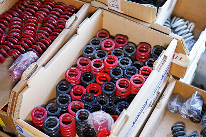 Silent reserve: The stock of springs should last for a few years. It is the remaining stock of a once glorious German MTB brand.