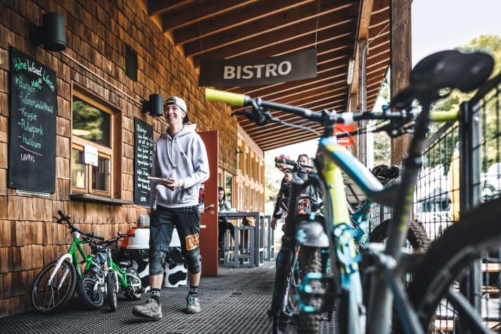 Alles unter einem Dach: Bistro, Shop und Service im Trailcenter Wien (aka Hohe Wand Wiese).