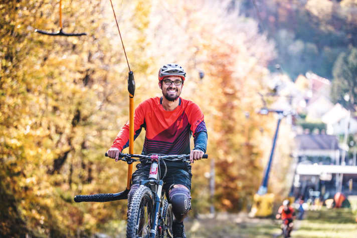 The drag lift now also transports mountain bikers.