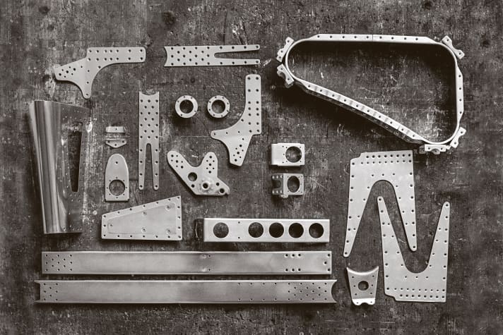 The individual parts of the frame are reminiscent of a stable construction kit. It's hard to believe that a mountain bike for tough off-road use was created from this.