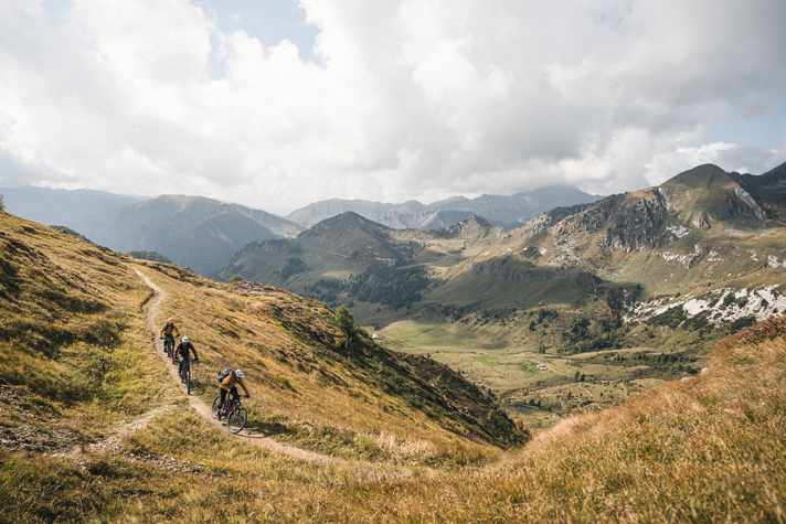 Nicht alle Trails fahren sich in diesen einsamen Bergen so geschmeidig. Manche Abschnitte sind nur handbreit.