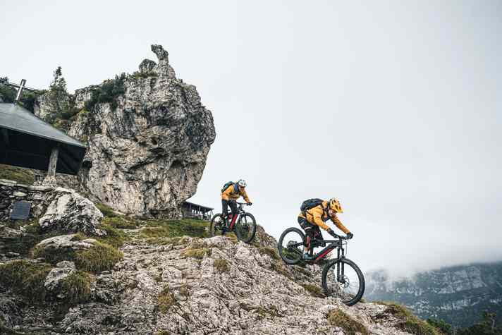 An Tag 3 nehmen die Felsen immer skurrilere Formen an. Hier am Bivacco Tita Secchi.