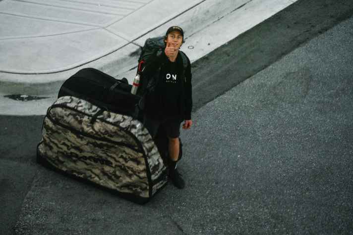 Airlines really charge for sports luggage. That's why we recommend only one bike instead of two, like Peter Kaiser. Ideally, a solid freerider that can be pedalled with confidence.