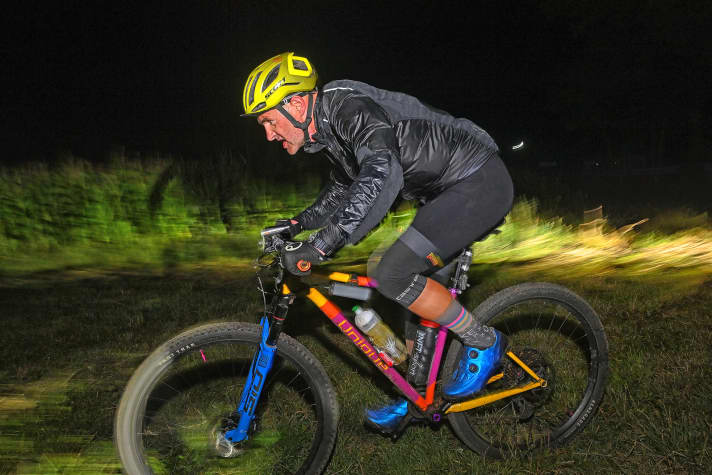 BIKE-Reporter Henri Lesewitz litt phasenweise extrem, schaffte es aber als Fünfzehnter ins Ziel des EBM300. Ein Drittel der Gestarteten gab auf.