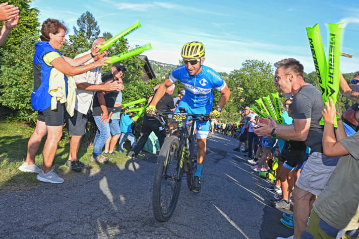 EBM300 favourite Roy Bruns kneads up the steep Alp de Wettin to the cheers of the spectators. With a time of 17 hours, he won the race by a clear margin. | Organiser 
