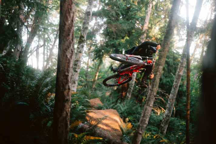 Peter Kaiser schaukelt sein Trek Session über Dirt-Sprünge auf Vancouver Island. Mit der App Trailforks findet man die besten B.C.-Trails.