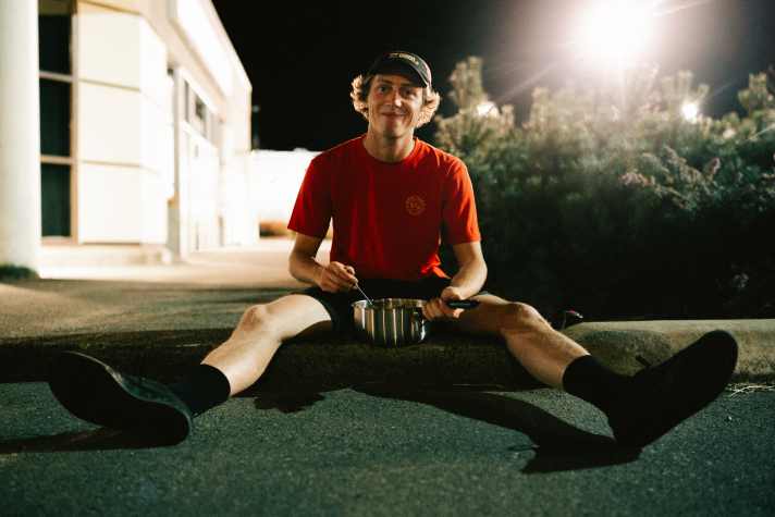 Spar-Tipp für längere Aufenthalte: Gaskocher einpacken, Pasta und Pesto kaufen – selbst kochen.