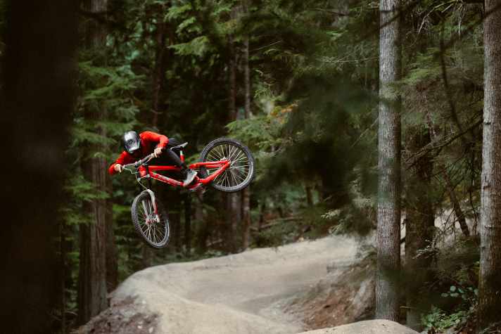 Dopamin-Lieferant: Die Sprünge in Whistler und im Coast Gravity Park (Foto) sind spektakulär ohne wirklich gefährlich zu sein. Ein Bigbike garantiert die extra Portion Sicherheit, ein potenter Freerider tut es aber auch.