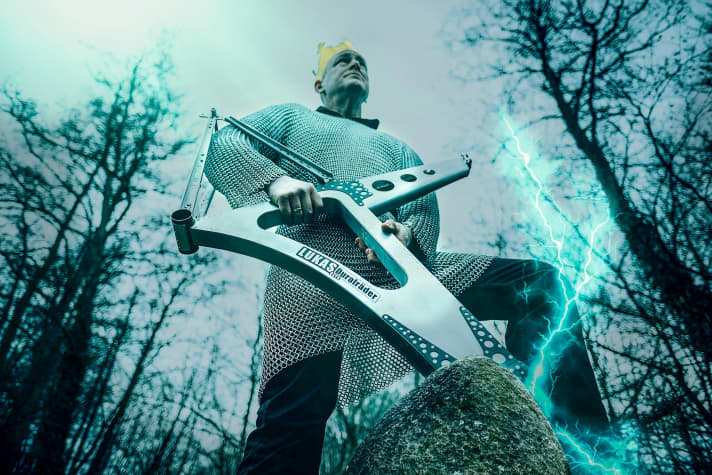 It has to be fun: Thomas has dressed up as King Arthur and pulls the frame out of the stone as if it were the holy sword Ecxalibur.