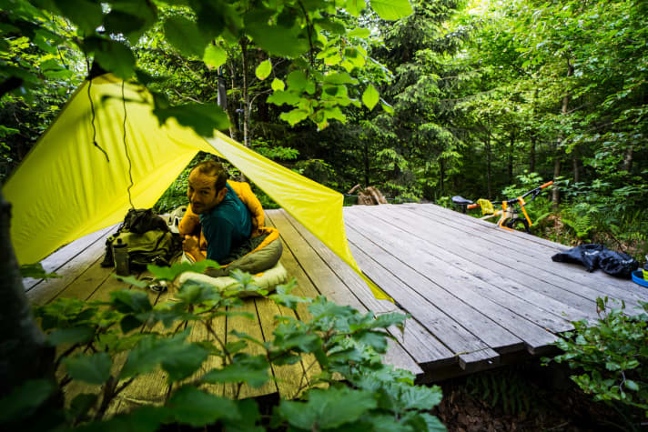Cosy: legal camping in the Black Forest. Counting bird calls can, but doesn't have to lead to falling asleep again.
