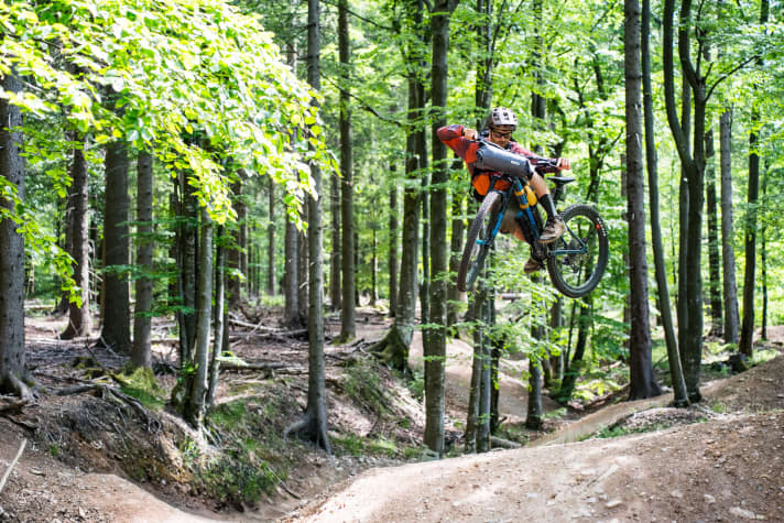 Enduro-As Max Schumann war überrascht: von den vielen guten Trails in und um Baiersbronn, den Waldschlafplätzen und wie gut es sich mit Bikepacking-Taschen doch noch abheben lässt.