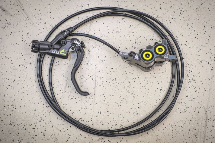 Four-piston brakes, such as these Maguta MT7 brakes, reliably bring even heavy riders to a halt.